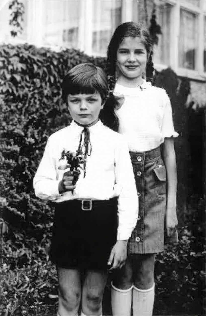 Ilze ar brāli viņa bērnudārza izlaidumā. 