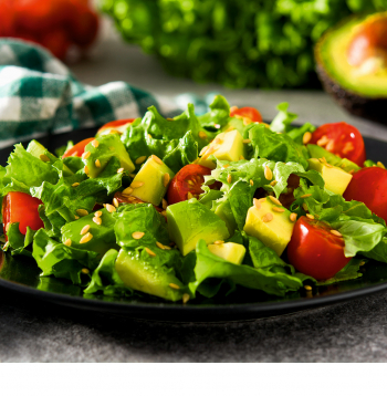 Kartupeļu un avokado salāti.