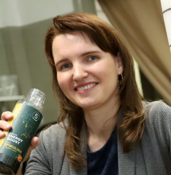 Agnese Stunda-Zujeva ieguvusi doktora grādu ķīmijas tehnoloģijā un izgudrojusi, kā Latvijas apstākļos audzēt superēdienu spirulīnu.