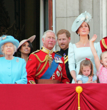 No kreisās: princis Endrjū, karaliene Elizabete II, princis Čārlzs, Keita Midltone un princis Viljams ar bērniem. Aizmugurē: Megana Mārkla un princis Harijs.