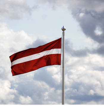 Latvijas valsts karoga likums neierobežo karogu uzšūt pašiem.
