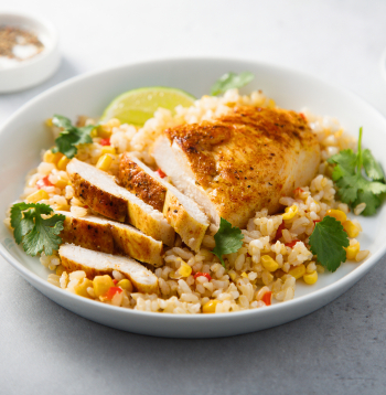 Kūpinātas vistas salāti ar rīsiem.