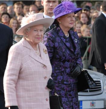 Lielbritānijas karaliene Elizabete II un Vaira Vīķe Freiberga. 2006. gads.