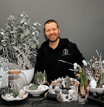 “Florāriji ir kā mazas pasaulītes, kurās tīkami noraudzīties. Veidojot tās, var ļaut vaļu fantāzijai. To gatavošana un pat kopšana ir izcili meditatīvs process,” teic vides dizainers Jānis Buševics.