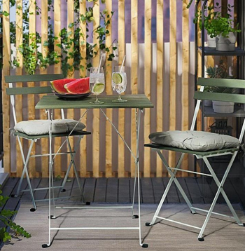 Mazam balkonam izdevīgas vieglas saliekamās mēbeles.