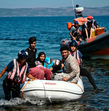 Migranti laivā šķērso Vidusjūru.