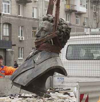 Aleksandra Puškina tēla novākšana Ukrainas austrumu Dnipro pilsētā pagājušā gada beigās.