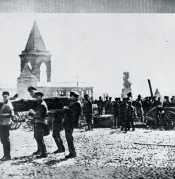 Vienīgā autentiskā fotogrāfija, kurā redzams, kā Ļeņins kopā ar pieciem citiem vīriem stiepj baļķi.