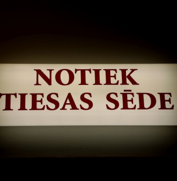 Notiek tiesas sēde. Notiek tiesas sēde.
