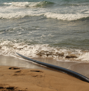 Zemūdens interneta kabelis Atlantijas okeāna krastā.