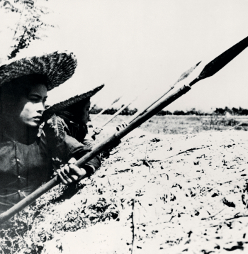 Indoķīnas karā piedalījās ar šķēpiem bruņotas sievietes. Karotājas kaujas pozīcijā netālu no Hanojas 1968. gadā.