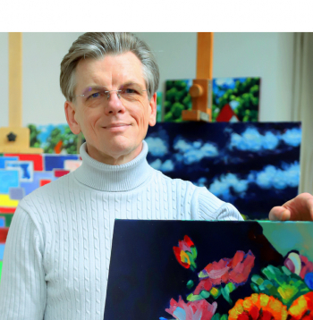 Einars Repše savā darbnīcā ar gleznu, kurai uzstādījumu sintezējis mākslīgais intelekts. Lūgums bijis izveidot kluso dabu ar ziediem un grāmatām spilgtās krāsās modernā izpildījumā.