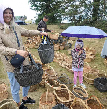 Spītējot brīžam skarbajiem laikapstākļiem, ļaudis pulcējās tradicionālajā lielajā gadatirgū Latvijas Etnogrāfiskajā brīvdabas muzejā. "Šos amata meistara Lejnieka pītos melnos grozus noskatīju jau pērn, bet toreiz nepaguvu nopirkt – bija beigušies. Šogad atbraucām jau no agra rīta un – rokā ir," priecājas gadatirgus apmeklētāja Inga un viņas meitiņa Paula.