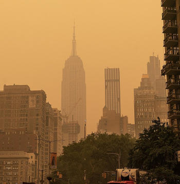 Kanādas ugunsgrēku dūmi sasnieguši Ņujorku, kuru klāj biezs oranžs smogs. Veselības riskam pakļautajām iedzīvotāju grupām ieteikts palikt iekštelpās.