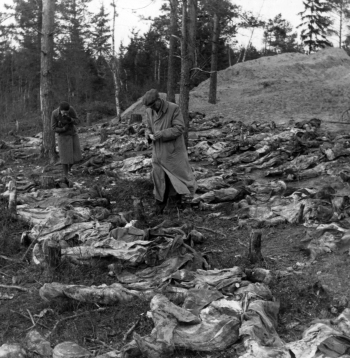 1943. gadā vācu kareivji Katiņā atrada apmēram 8000 poļu virsnieku mirstīgās atliekas. Pēc Staļina rīkojuma tos 1939. gadā nošāva NKVD vienības. Padomju savienība šajā masu slepkavībā melīgi vainoja nacistus. Poļu virsnieku iznīcināšanu Padomju savienība neatzina līdz pat 1990. gadam.