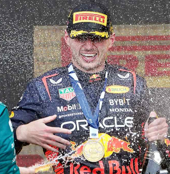 Makss Verstapens saņem šampanieša šalti no spāņa Fernando Alonso pēc triumfa Kanādas "Grand Prix" izcīņā. Nīderlandietis šosezon uzvarējis sešos no astoņiem F-1 čempionāta posmiem.