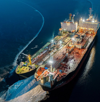 Tankkuģis ar naftu. 