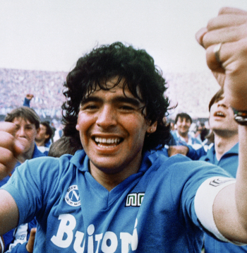 Argentīniešu futbola superzvaigzne Djego Armando Maradona pēc Napoli komandas izcīnītā pirmā Itālijas augstākās līgas titula Neapolē, Itālijā, 1987. gada 10. maijā.