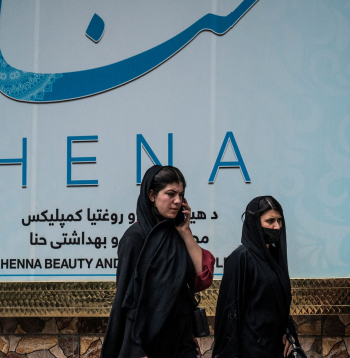 Sievietes Afganistānā iet garām skaistumkopšanas salonam.