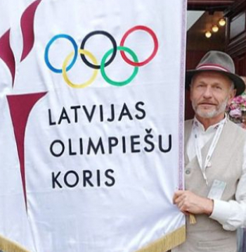 1988. gada olimpiskais čempions bobsleja divniekos Jānis Ķipurs – nu debitējis arī Dziesmu svētkos. Viņam galvā cepure no pirmās olimpiādes pēc valstiskās neatkarības atgūšanas 1992. gadā Albērvilā, kur atklāšanas ceremonijā nesa Latvijas karogu.