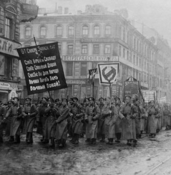 1917. gada 26. februārī cara policija Pēterburgā nogalināja 182 cilvēkus. Viņu bēru gājiens izvērsās demonstrācijā.