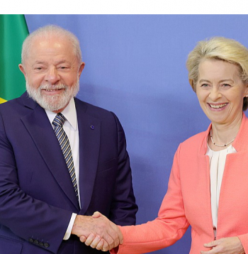 Brazīlijas prezidents Luiss Inasiu Lula da Silva un Eiropas Komisijas prezidente Urzula fon der Leiena Eiropas Savienības un Latīņamerikas valstu samitā Briselē. 