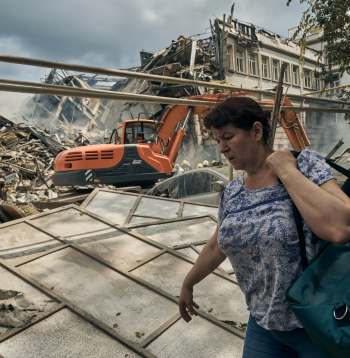 Ukraina. Odesa. Cilvēki pamet rajonu, kas cietis no Krievijas raķešu uzbrukuma. 