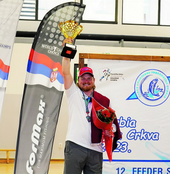 "Ierodoties sacensību vietā, pirmā lieta, kas mūs šokēja, bija fenomenāls zivju daudzums kanālā – tas burtiski vārījās," atceras Krišjānis. "Šķita, ka pie šāda zivju blīvuma mūs sagaida fantastiska cope, bet ātri vien sapratām, ka visas zivis galvenokārt uzturas augšējos ūdens slāņos un uz copi nav pierunājamas."