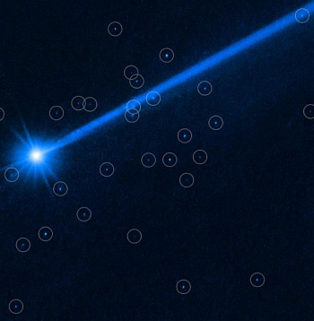 "Notriektais" Dimorfs pēc sadursmes sācis sadalīties vairākos desmitos dažādu izmēru sīkāku bluķu (foto apzīmēti ar aplīšiem).