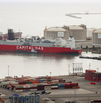 Zem Maltas karoga kuģojošais un Grieķijas kuģniecībai "Capital Gas" piederošais sašķidrinātās dabasgāzes kuģis "Adamastos" pie termināļa Barselonas ostā. Liela daļa Krievijas LNG Eiropā nonāk caur Spānijas ostām.