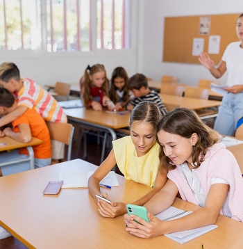 Somijas skolās jau tagad aizliegts lietot telefonu stundu laikā, bet to drīkst starpbrīdī.