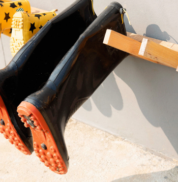 Pluss – gumijas zābaki nelaiž cauri ūdeni, bet mīnuss – tie saglabā mitrumu iekšpusē.