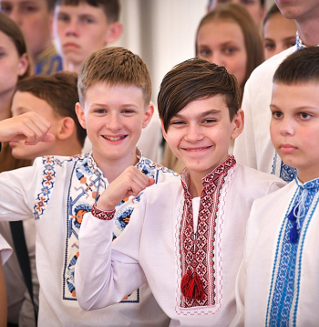 Ukraiņu zēniem piedzīvojums – redzēt Rīgas pili.