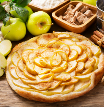 Plātsmaize ar kompota āboliem.