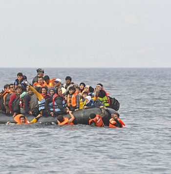 Kamēr ik dienas pāri Lamanša jūras šaurumam Lielbritānijā ierodas aizvien jauni nelegālie imigranti, Apvienotajā Karalistē netrūkst juristu, kas par bargu naudu viņiem ir gatavi pārdot pārliecinošus bēdu stāstus, šādi bruģējot viltus tiesisko pamatu palikšanai valstī.
