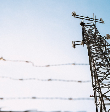 "Tele2" īstenotā bāzes staciju pieslēgšana optiskajam tīklam lielākajās Latvijas pilsētās ļaus palielināt mobilā tīkla jaudu apmēram desmit reizes.