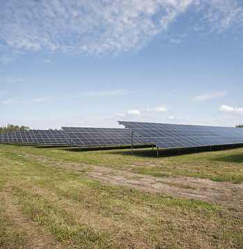 Valmieras novada Brenguļos atklātā saules elektrostacija spēs apgādāt ar elektroenerģiju 3800 mājsaimniecības.