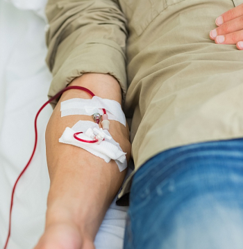 Donora asinis katrā ziedošanas reizē tiek pārbaudītas arī uz C un B hepatīta izraisītājiem.