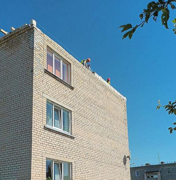 Daudzdzīvokļu ēkai Madonā, Rīgas ielā 17, dabas kataklizmu laikā jumts norauts jau otro reizi. Ar pašvaldības kapitālsabiedrības "Madonas namsaimnieks" atbalstu atjaunošanas darbi uzsākti otrajā dienā pēc 7. augusta vētras postījumiem. Attēlā – jauna jumta būvniecības process augusta vidū.