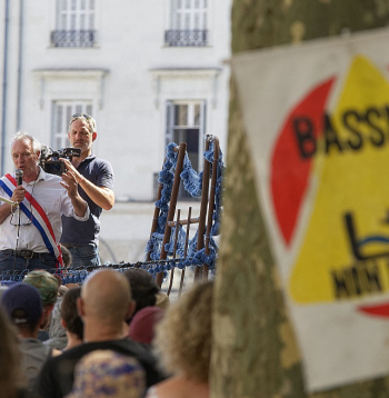 Piecus mēnešus pēc sākotnēji miermīlīgās demonstrācijas netālu no Seintsolinas ūdens rezervuāra, kas pārauga vardarbībā, augusta vidū vides aktīvisti daudzviet Francijā atkal pulcējās uz protestiem pret pārlieku intensīvu pazemes ūdeņu izmantošanu, kas turklāt daudzu ieskatā tiek nevienlīdzīgi sadalīti.