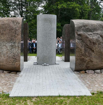 Skulpturālā ansambļa "Gaismas vārti" centrā slejas gaiša pulēta granīta kolonna, kas simbolizē gaismu. No tās uz četrām pusēm tiecas granīta plākšņu gaismas stari, kas izlaužas cauri laukakmenim un to sašķeļ četrās daļās, izveidojot četrus pilonus. Tie simboliski norādot uz četriem izglītotas nācijas stūrakmeņiem: izglītību, zinātni, kultūru un valstiskumu vai arī uz četrām debespusēm – cilvēka mūža posmiem.