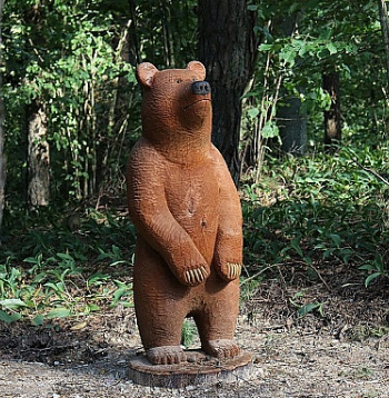 Paralēli teritorijas sakopšanas darbiem dabas parkā Tērvetē tiek uzstādītas arī jaunas koka skulptūras. Parkā apskatāmas vairāk nekā 100 dažādu koka skulptūru un veidojumu, kas ik pēc 5–7 gadiem tiek atjaunoti.