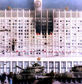 Prezidentam Borisam Jeļcinam lojālās Krievijas armijas tanku sašautais "Baltais nams" Maskavā 1993. gada 4. oktobrī.