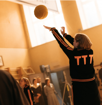 Kadrs no Dzintara Dreiberga filmas par basketbola komandu "TTT".