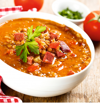 Lēcu zupa ar dārzeņiem.