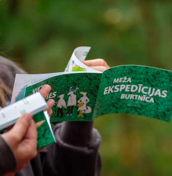 AS "Latvijas valsts meži" ik gadu septembrī rīko pasākumus, kur skolu 6. klases apgūst dabaszinības mežā kopīga piedzīvojuma veidā  