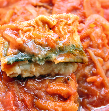 Reņģes tomātu un burkānu mērcē.