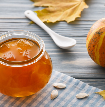 Cidoniju sulā marinēts ķirbis.