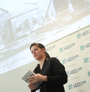 Linda Vorpe savas grāmatas "Viņpus upes. Abrene atmiņu stāstos" atvēršanas svētkos.