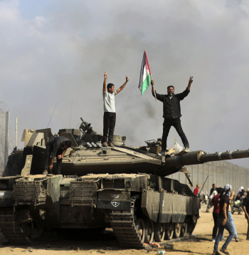 Palestīnieši līksmo pie sagūstīta Izraēlas armijas tanka.